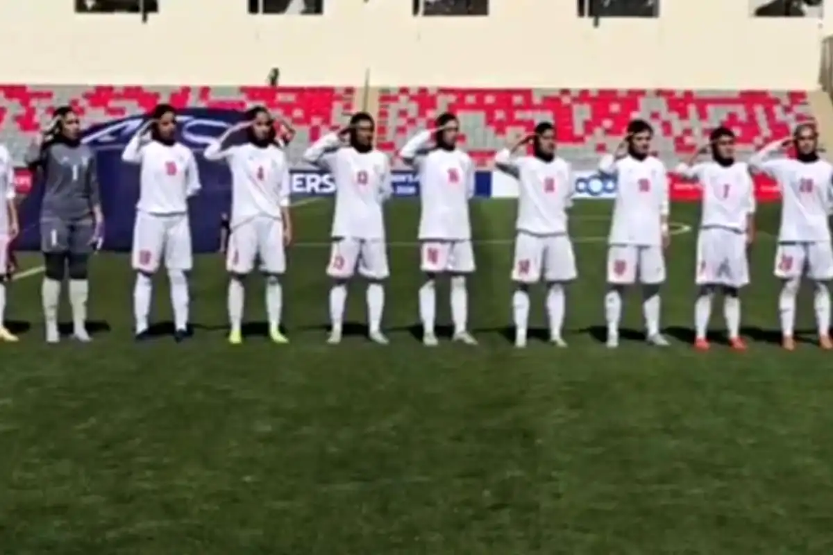 سلام نظامی بازیکنان تیم ملی فوتبال بانوان ایران هنگام پخش سرود ملی