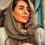 تیپ متفاوت سمانه پاکدل در کافه‌ای دنج با ژستی عاشقانه