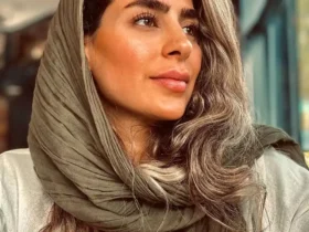تیپ متفاوت سمانه پاکدل در کافه‌ای دنج با ژستی عاشقانه