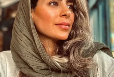 تیپ متفاوت سمانه پاکدل در کافه‌ای دنج با ژستی عاشقانه