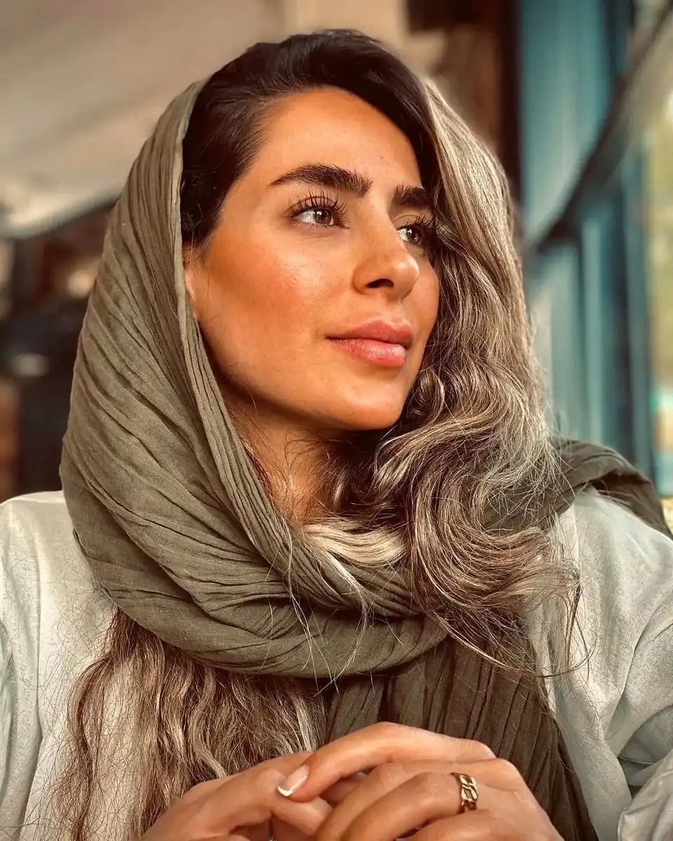 تیپ متفاوت سمانه پاکدل در کافه‌ای دنج با ژستی عاشقانه
