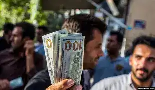 قیمت دلار از مرز ۹۸ هزار تومان عبور کرد - جهش تاریخی نرخ ارز در بازار آزاد