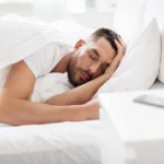 متخصصان: قراردادن دست‌ها زیر سر حین خواب خطرناک است.