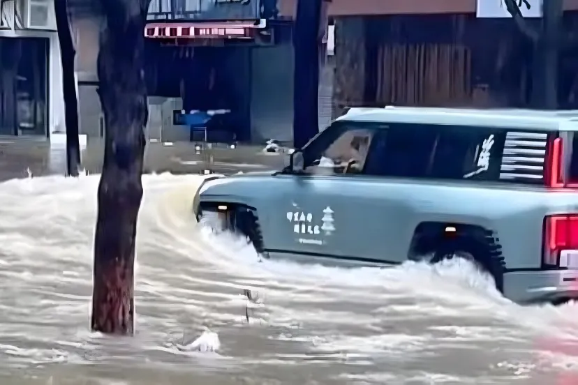شاسی‌بلند لوکس BYD Yangwang U8 در سیل گوانگ‌دونگ خسارت‌زا شد