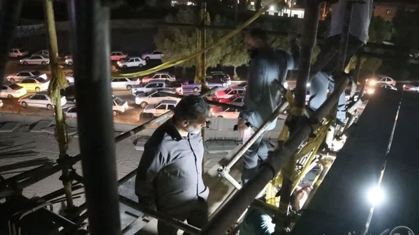 حادثه دردناک در اهواز؛ شهردار هنگام بازدید پروژه عمرانی سقوط کرد