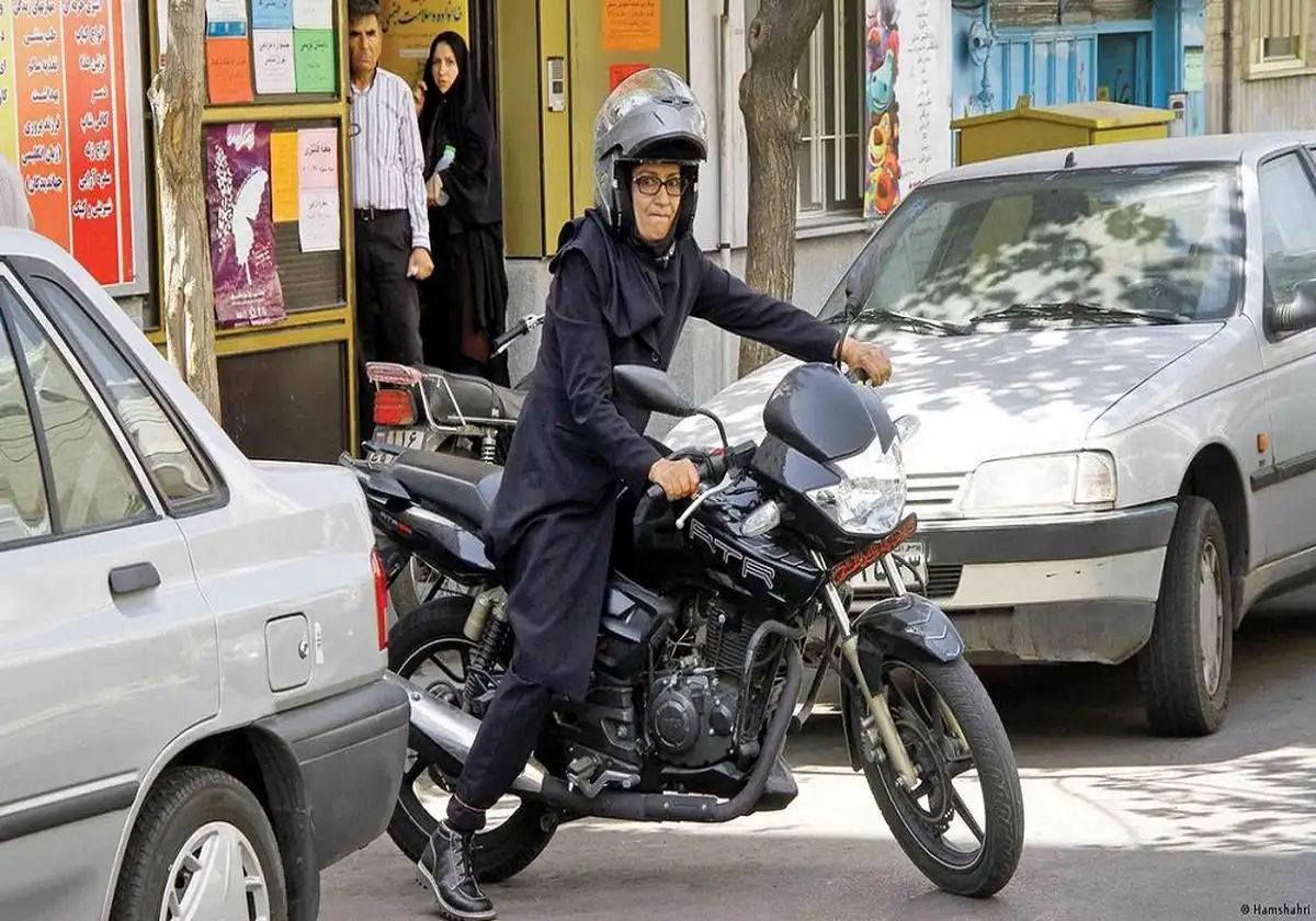 صدور گواهینامه موتورسیکلت برای بانوان احتمالاً در مجلس تصویب می‌شود