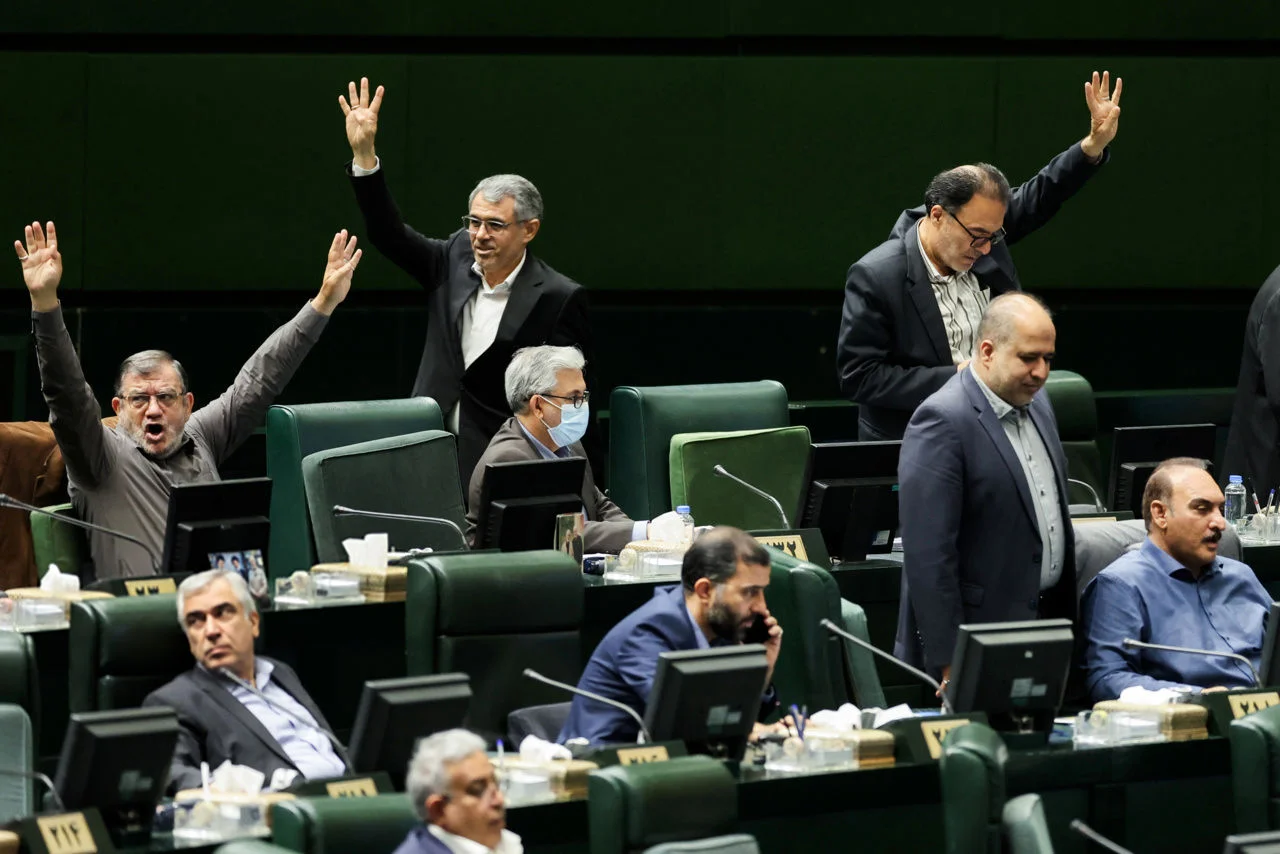 نامه ۷۱ نماینده مجلس به رهبر انقلاب:درخواست ساخت سلاح اتمی