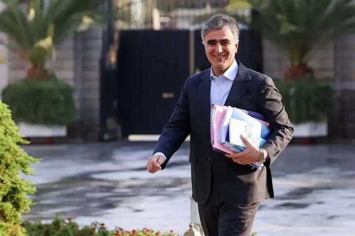 فرزین اخراج نشد - تکذیب خبر برکناری رئیس کل بانک مرکزی