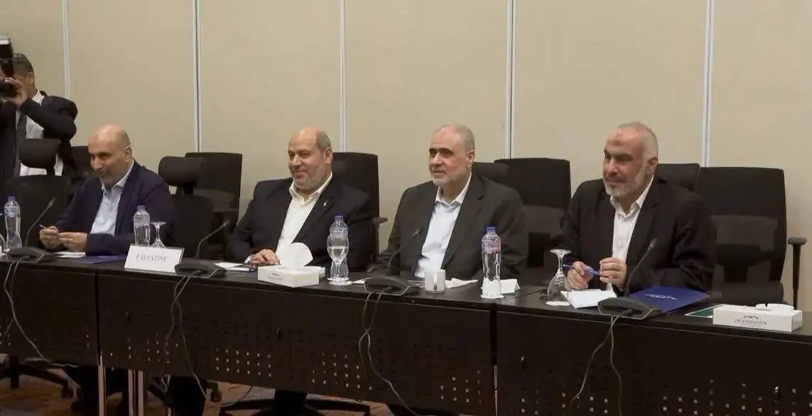 چهره خلیل‌الحیه پس از ترور نافرجام در قطر در اتاق مذاکرات مصر