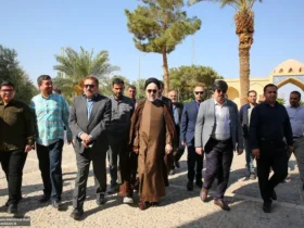 حضور سید محمد خاتمی بر مزار آیت‌الله سید روح‌الله خاتمی در یزد