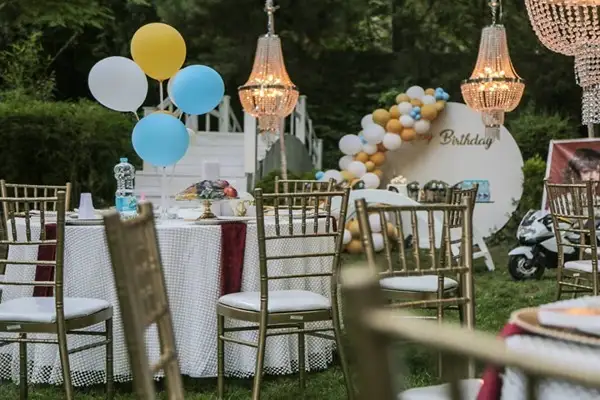 باغ یا سالن اجتماعات در شهر محل سکونت