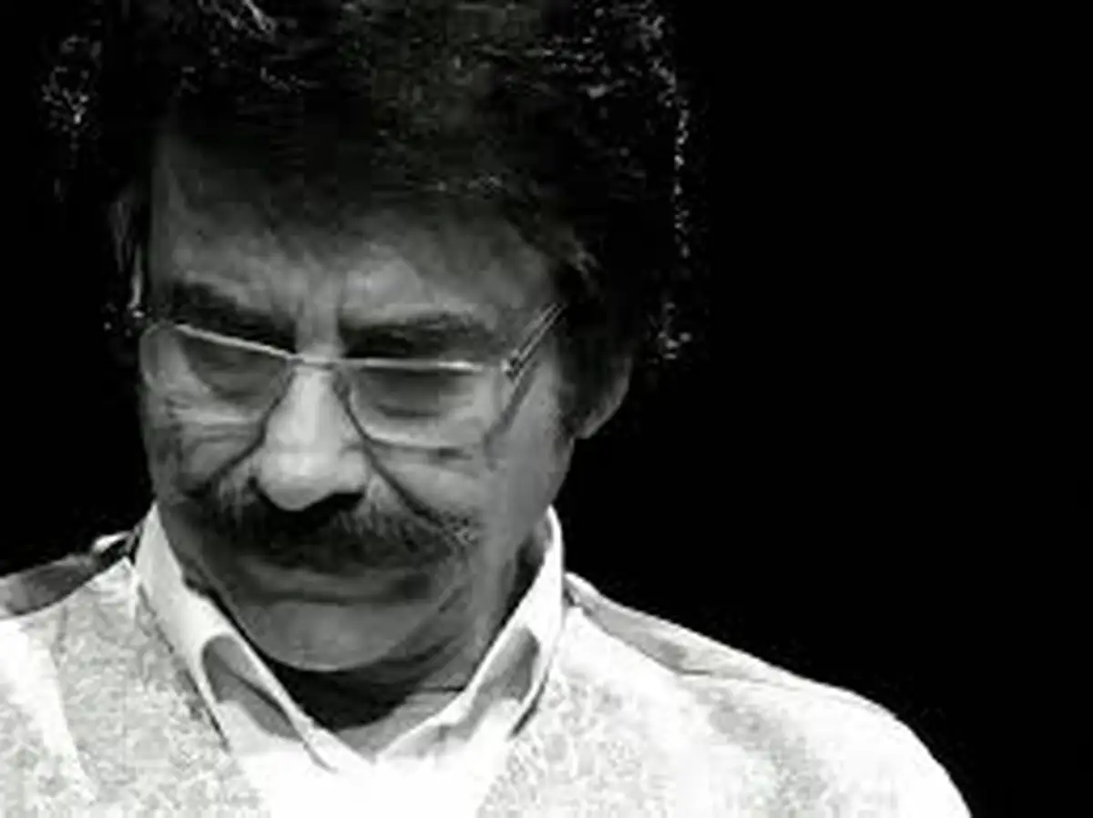 علیرضا افتخاری در سوگ مادر نشست