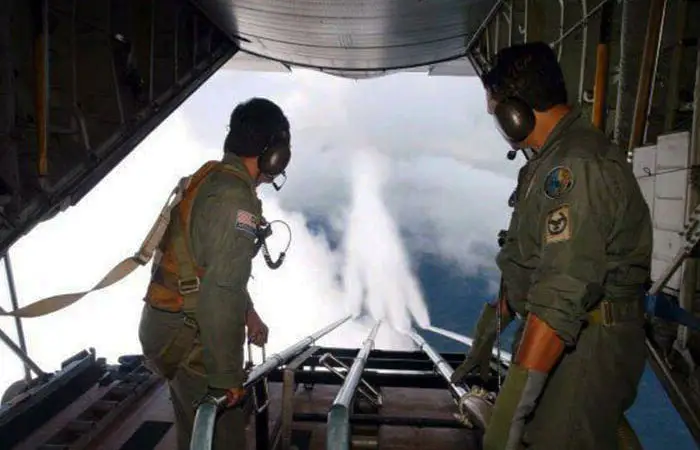 پخش کمتریل و گاز سمی در آسمان شهر کرمان توسط جنگنده آمریکا