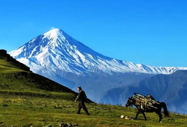 چشم انداز تماشایی قله دماوند از جنگل الیمستان